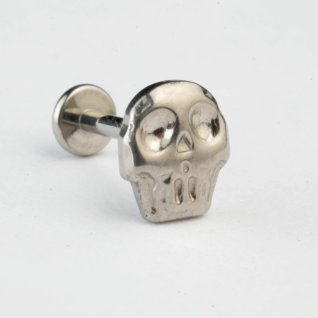Silver polished skull ASTM F-136 titanium flat-back labret stud