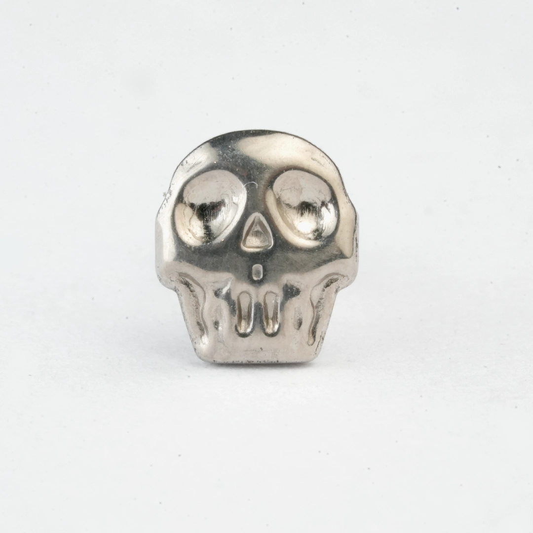 Silver polished skull ASTM F-136 titanium flat-back labret stud