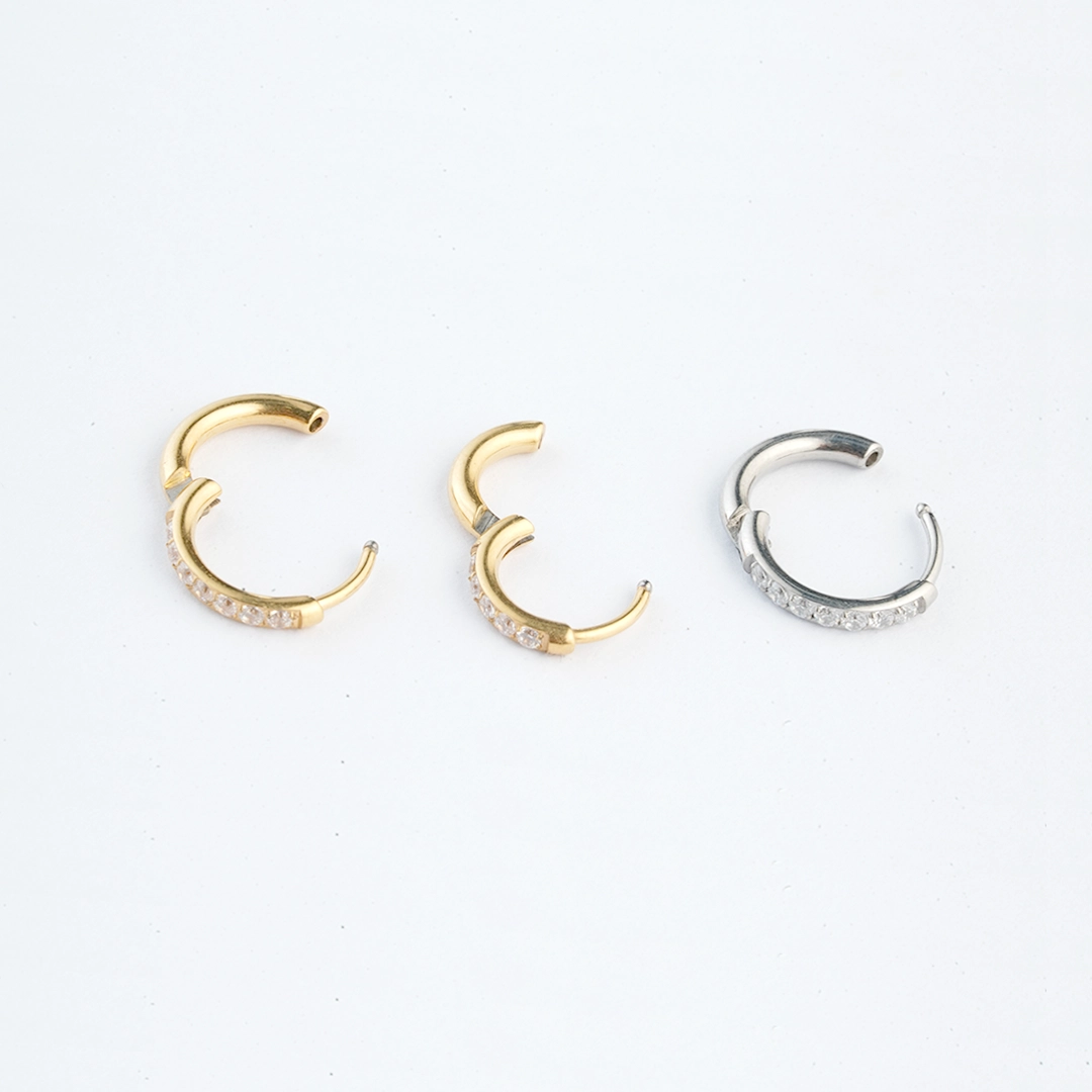Single-row zircon ASTM F-136 titanium septum clicker in golden and silver