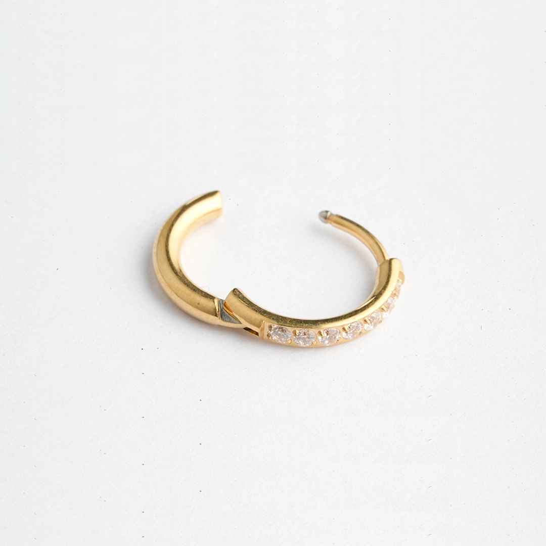 Single-row zircon ASTM F-136 titanium septum clicker in golden