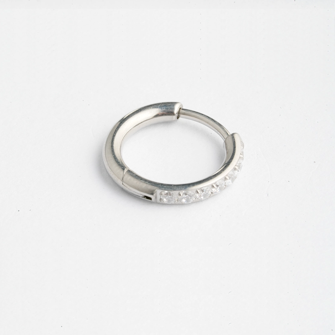 Single-row zircon ASTM F-136 titanium septum clicker in silver